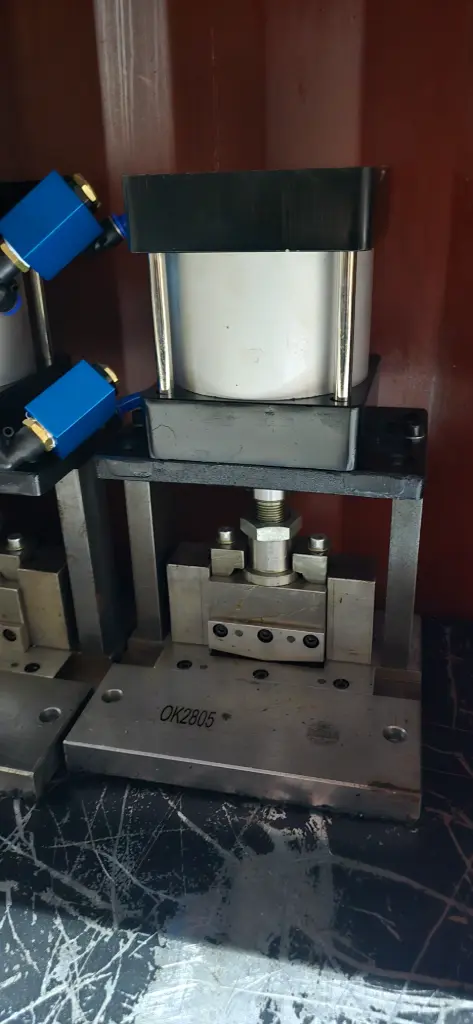 MAQUINA - GOZNE PONCHADORA NEUMATICA 3 1/2